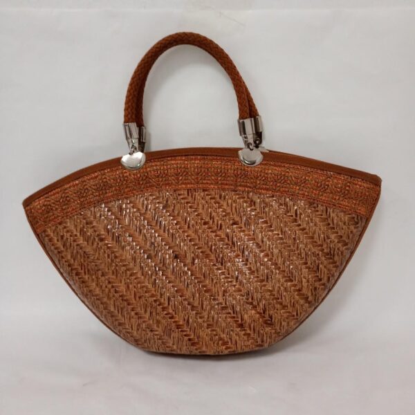 Borsa a mano in rattan lucido. Dettagli metallici