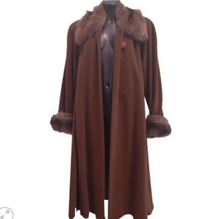 Cappotto in lana lambswool con finiture in pelliccia eco