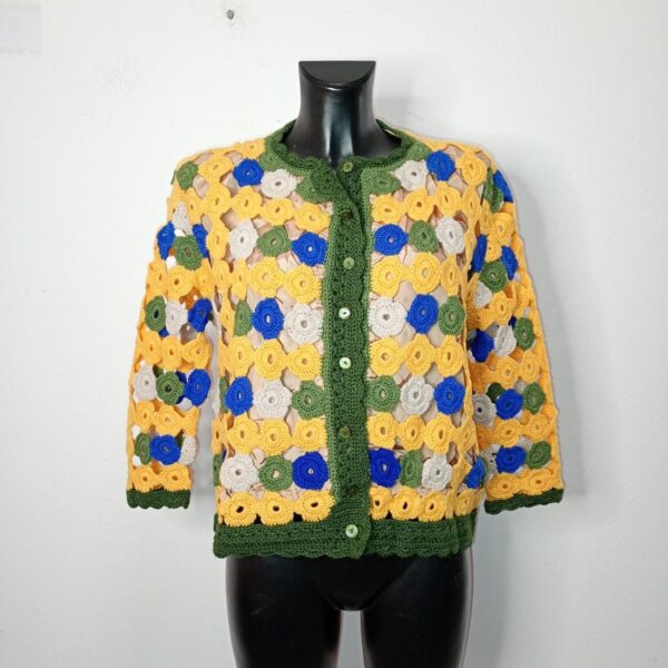 Cardigan fatto all'uncinetto